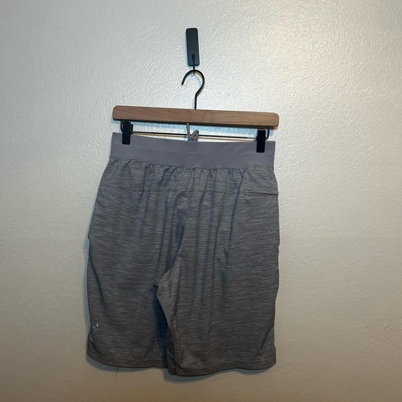 Lululemon T.H.E. Short *Linerless 9"
Heather Allover Sea Salt Light Cast - Picture 3 of 6